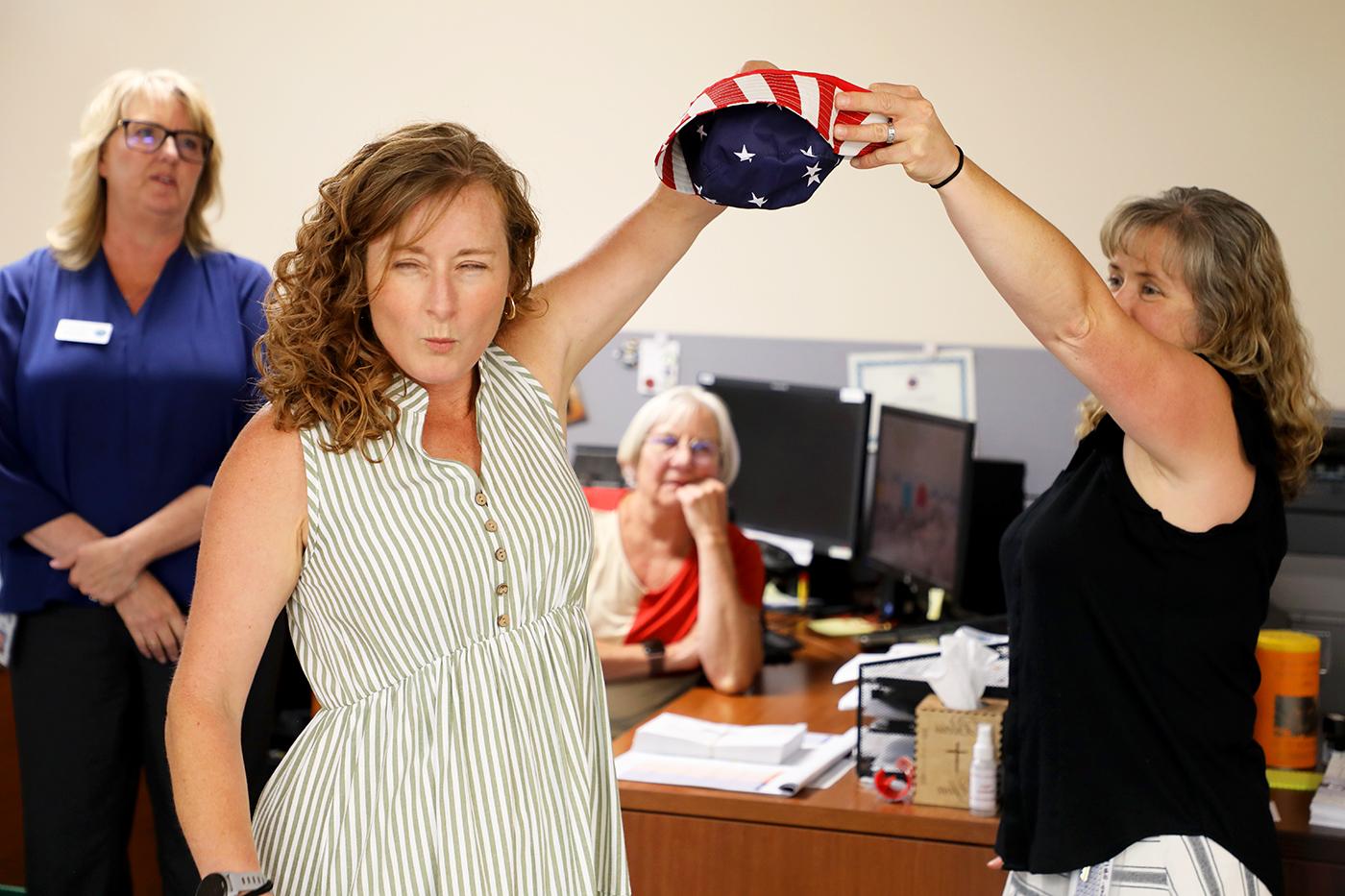 365买球app下载 commissioner candidate Caitlin Carey draws a chip in a lot drawing on July 15, at the courthouse 在格伦伍德泉.